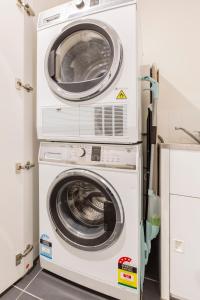 Parliament Precinct Parking Free Trams 64m2