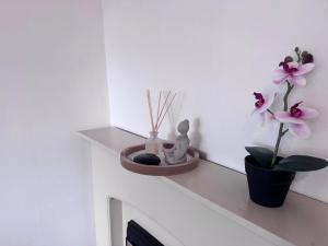 Stylish 2-Bed flat near IKEA & J9 M6 Free Parking