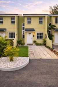 Casa28 1 BedRoom with half Bath 24Hr Security