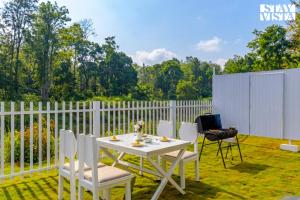 StayVista at Mudra Tattva - Pvt Pool,Lawn,Jacuzzi 2BR Luxury Rooms