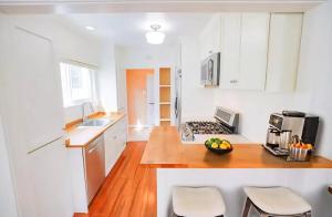 Home Minutes from Lake Merritt & Highland Hospital