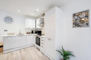 Multiple 2-Bedroom Apartments near Harry Potter Studios - 2-Minute walk to Bushey Station - 20 Minutes to London Euston - Ideal for Families & Business - Free Parking