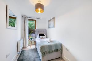 Multiple 2-Bedroom Apartments near Harry Potter Studios - 2-Minute walk to Bushey Station - 20 Minutes to London Euston - Ideal for Families & Business - Free Parking