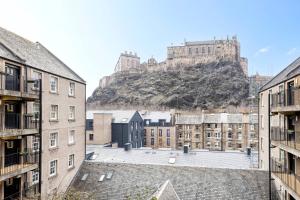JOIVY Stylish Castle View Flat with Balcony