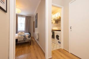 JOIVY Stylish Castle View Flat with Balcony