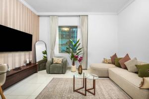 Elegant 1BR near downtown w Gym Tennis Basketball Courts