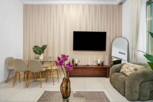 Elegant 1BR near downtown w Gym Tennis Basketball Courts