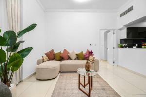 Elegant 1BR near downtown w Gym Tennis Basketball Courts