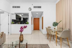 Elegant 1BR near downtown w Gym Tennis Basketball Courts