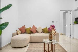 Elegant 1BR near downtown w Gym Tennis Basketball Courts