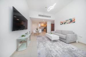 Free housekeeping visits during your stay - StayShort - Extra Spacious 1BR Apartment in IMPZ Sleeps 6