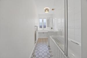 NEW! Large 5BR 2BA Home Warwick Leamington Spa Driveway Garage Parking WI-FI