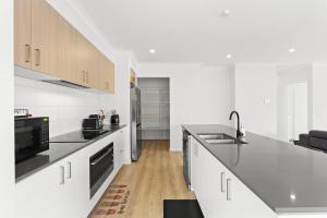 Norling Vista - Spacious Modern Retreat for Families