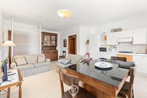 2 Balconies Apartment img31