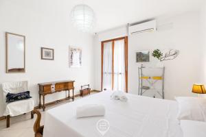 2 Balconies Apartment img19