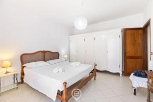 2 Balconies Apartment img16