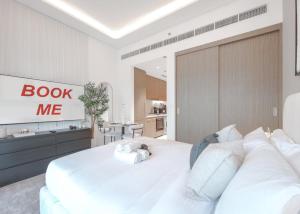 Free housekeeping visits during your stay - StayShort - Charming Studio Retreat in Meydan Perfect for 2