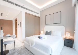 Free housekeeping visits during your stay - StayShort - Charming Studio Retreat in Meydan Perfect for 2