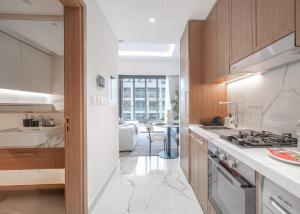 Free housekeeping visits during your stay - StayShort - Charming Studio Retreat in Meydan Perfect for 2