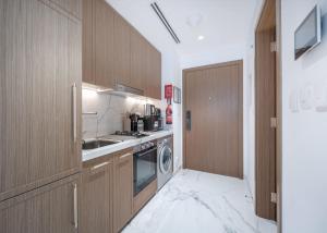 Free housekeeping visits during your stay - StayShort - Charming Studio Retreat in Meydan Perfect for 2