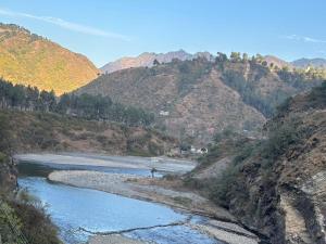 Giri River Side View Stay & Café
