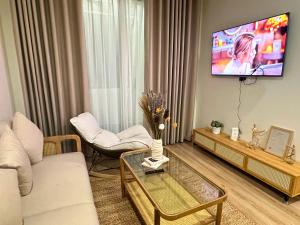 1991 Home - Cozy 3BR Family Apartment w Balcony near Sapa Church