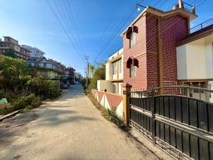 Yepplo Holiday Home - Nongmynsong - Shillong - 24hrs Caretaker - Breakfast - Power Backup & Parking