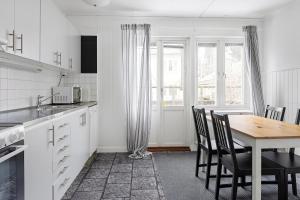 Spacious townhouse close to amenities and city