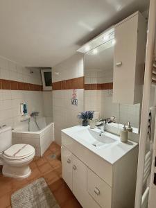 Acropolis Museum Elegant 2BR Apartment