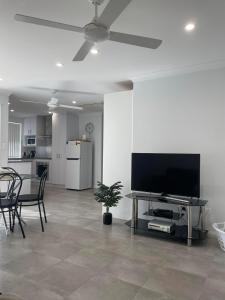 Quiet Self Contained Villa, Free parking and WIFI