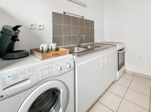 T2 moderne terrasse, parking, proche commerces