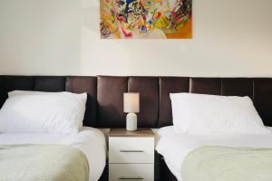 Modern 2 Bedroom Apartment Marina & Station Walk Sleeps 4