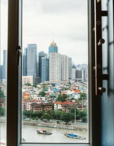 Spacious 1-BR Condo near BGC w Pool and Gym