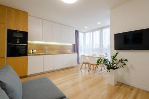 4-78 Nivki Park, Beresteiskyi 67b, Kyiv, Nyvky metro nearby, fantastic city view, 15 kW backup power, Petrovdom Apartment