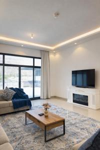 Seascape Horizon Retreat Mountain & Sea View