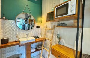 Private Room, 2 Minutes walk to KuDeTa Beach Seminyak