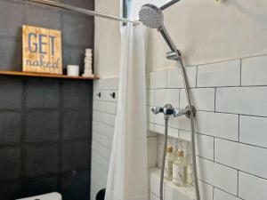 Private Room, 2 Minutes walk to KuDeTa Beach Seminyak