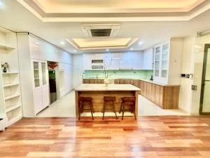 SIMI West Lake Banyan elevator green view