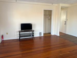 Bright & Spacious 1BR, 3rd floor, near T, free parking