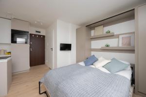 Unique Studio for Remote Work in Warsaw Center with City View by Noclegi Renters