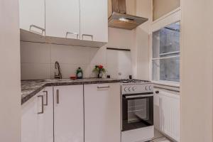 Stylish 2 Bedroom Apartment For Long Stays, Super Central