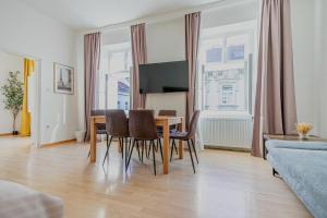 Stylish 2 Bedroom Apartment For Long Stays, Super Central