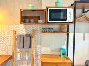 Private Room, 2 Minutes walk to KuDeTa Beach Seminyak