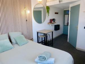 Joli Studio le clos dAix avec grande terrasse piscine et parking gratuit