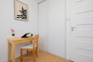 Modern Apartment for 4 People Bright & Functional Interiors by Noclegi Renters