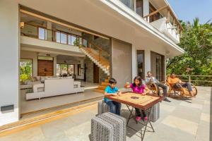 StayVistas Santoni Farms - Riverside Bliss with Pool, Orchard & Activities