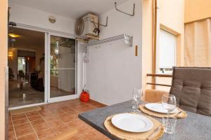 Beautiful 2 bedroom flat with sunny balcony