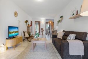 Beautiful 2 bedroom flat with sunny balcony