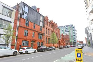 Central 3 Bed Flat 8 Min Walk To City Centre - Pass the Keys