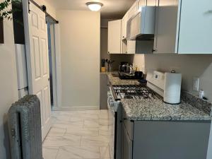 Nice 1BR, 3d floor, near MIT, free parking